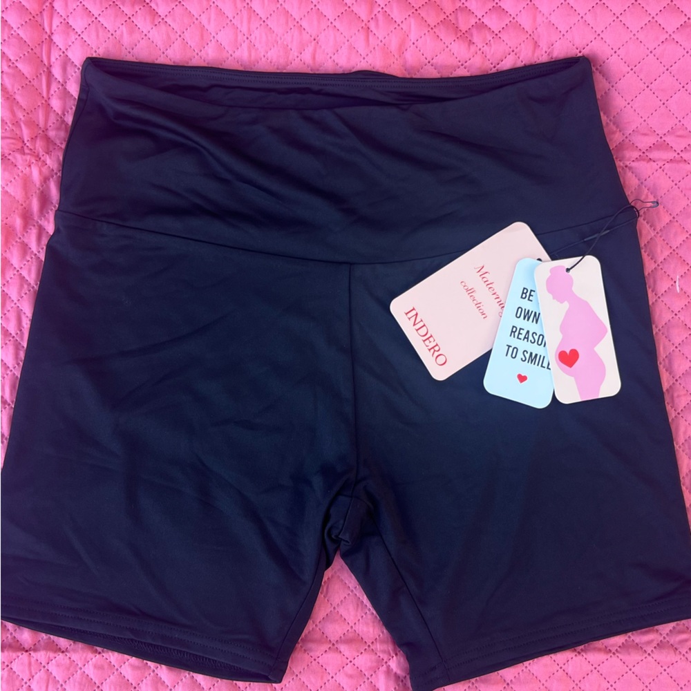 NWT Maternity stretch shorts.